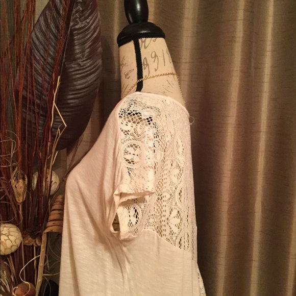 Gorgeous Cream Lace Back High-Low Design Top - Picture 6 of 8